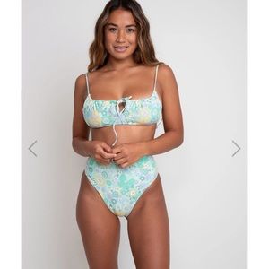 Skatie x Amber Fillerup Clark Haleiwa Demi Top NWT